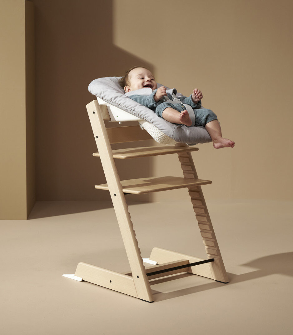 Trona del diseñador escandinavo Peter Opsvik. Una silla cómoda y ergonómica  de madera de haya que crece junto a tu niño desde el nacimiento.