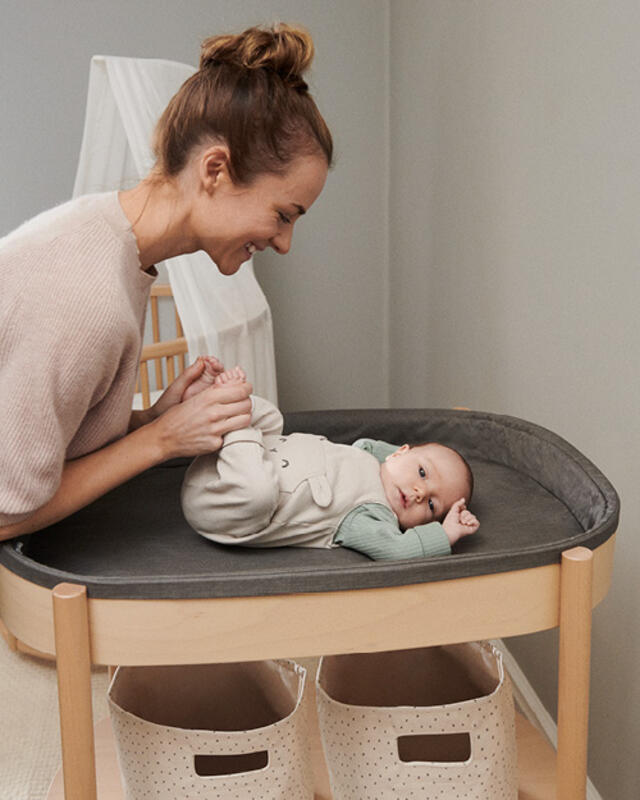 Oval changing table for babies Stokke